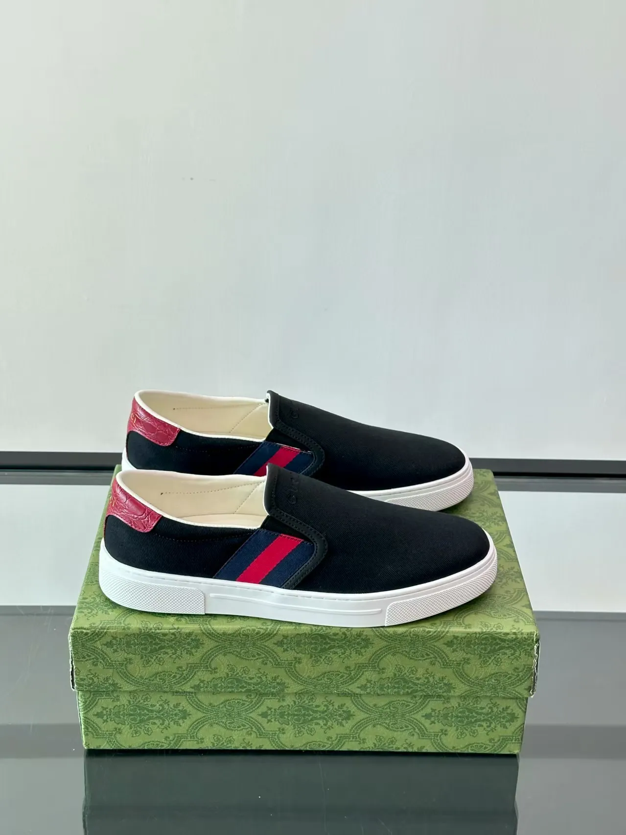 P380 new men's shoes GUCCI [Lightning] latest shoes are shipped. Original quality, fashionable, made of special materials, sheepskin lining, brand new packaging. The foot feels super comfortable and the workmanship is impeccable. Code number: 38-45 No. 058